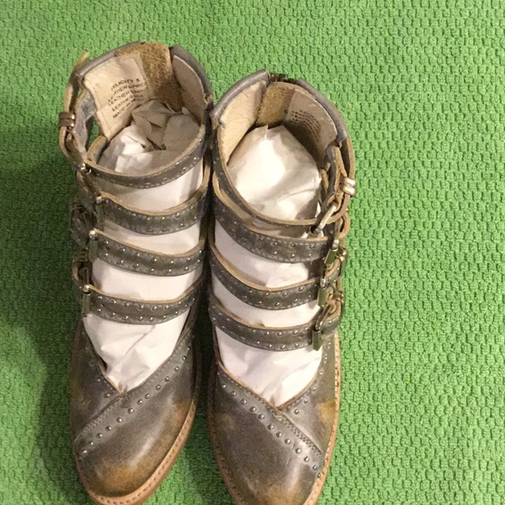 NIB FREEBIRD by Steven Stylish Gray Buckle Ankle Boots - Picture 5 of 8